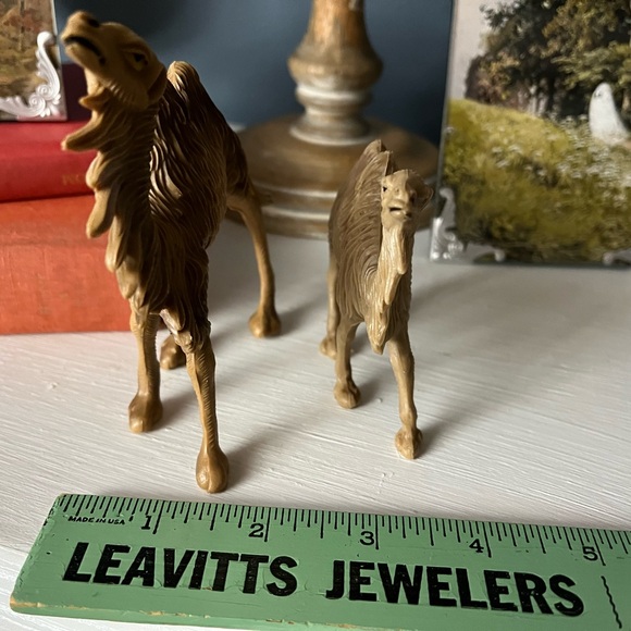 2 plastic nativity camels made in Italy Christmas manger - Picture 5 of 14